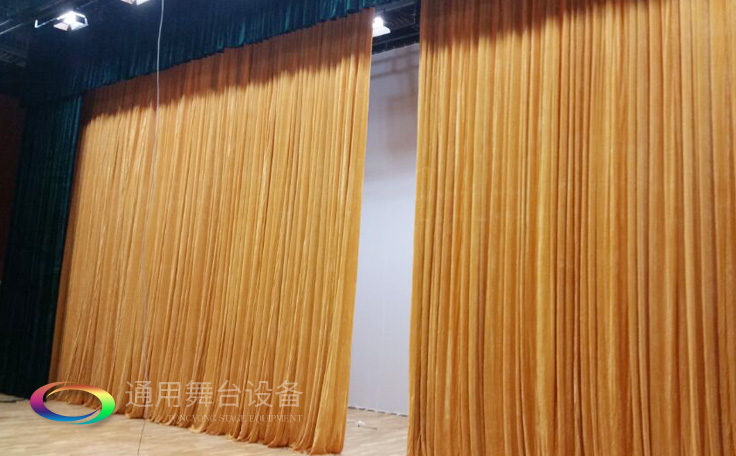 舞臺(tái)大幕舞臺(tái)阻燃幕布www.efwuhan.cn、二、三道幕等分割表演區(qū)域，移換場(chǎng)景不間斷