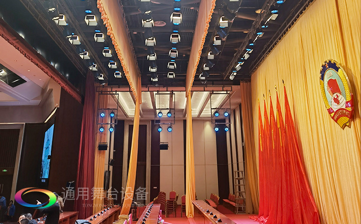堅(jiān)持一絲不茍，嚴(yán)控質(zhì)量！定制禮堂阻燃幕布、十面會(huì)旗會(huì)議幕等！只為呈現(xiàn)更好的舞臺(tái)幕布效果！