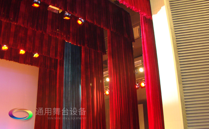 通用舞臺(tái)專業(yè)性、全方位優(yōu)勢！業(yè)務(wù)涉及舞臺(tái)機(jī)械、阻燃幕布、專業(yè)燈光系統(tǒng)、專業(yè)音響系統(tǒng)