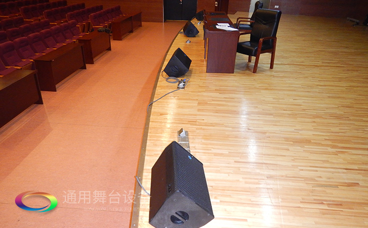 通用舞臺(tái)專業(yè)性、全方位優(yōu)勢！業(yè)務(wù)涉及舞臺(tái)機(jī)械、阻燃幕布、專業(yè)燈光系統(tǒng)、專業(yè)音響系統(tǒng)