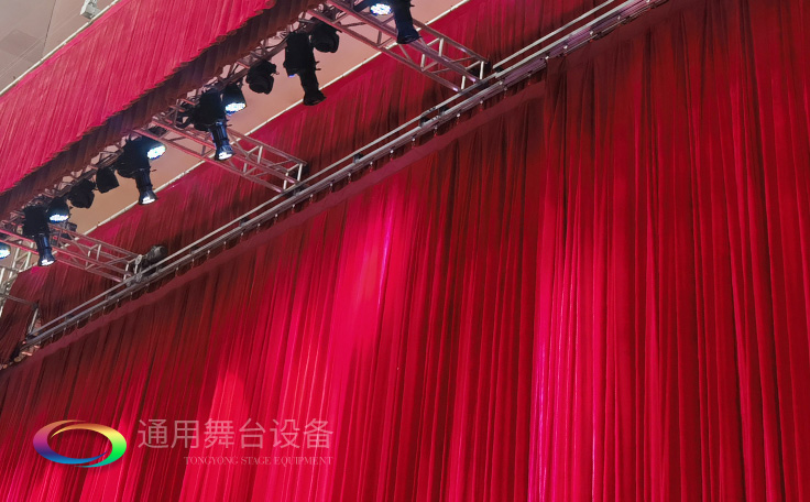 舞臺阻燃幕布面料的密度、吸光度對舞臺音響的擴聲、舞臺阻燃幕布的光效影響