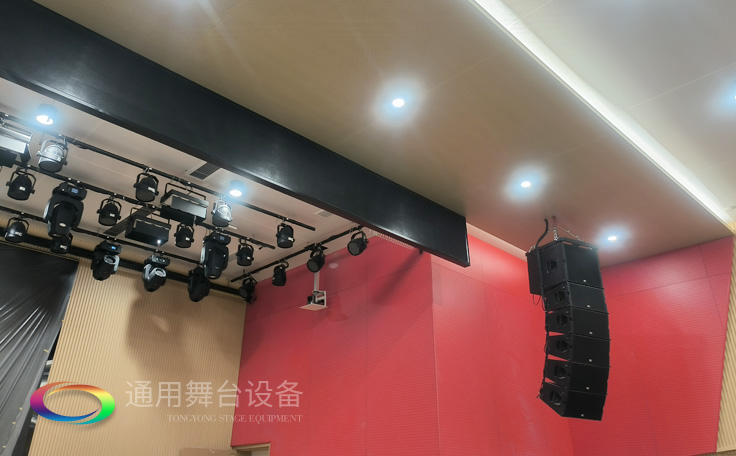 江蘇某學(xué)校報(bào)告廳項(xiàng)目舞臺(tái)矩陣音響、舞臺(tái)吊桿——泰州通用舞臺(tái)、舞臺(tái)幕布精品工程展示