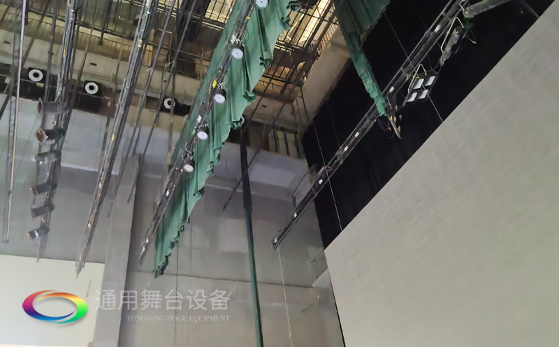 廣西梧州某劇場順利通過項(xiàng)目驗(yàn)收 項(xiàng)目設(shè)計(jì)舞臺(tái)機(jī)械吊掛系統(tǒng)、幕布、專業(yè)燈光系統(tǒng)等